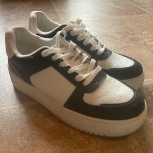 WILD FABLE Lola Sneakers/ Black And White Womens 8